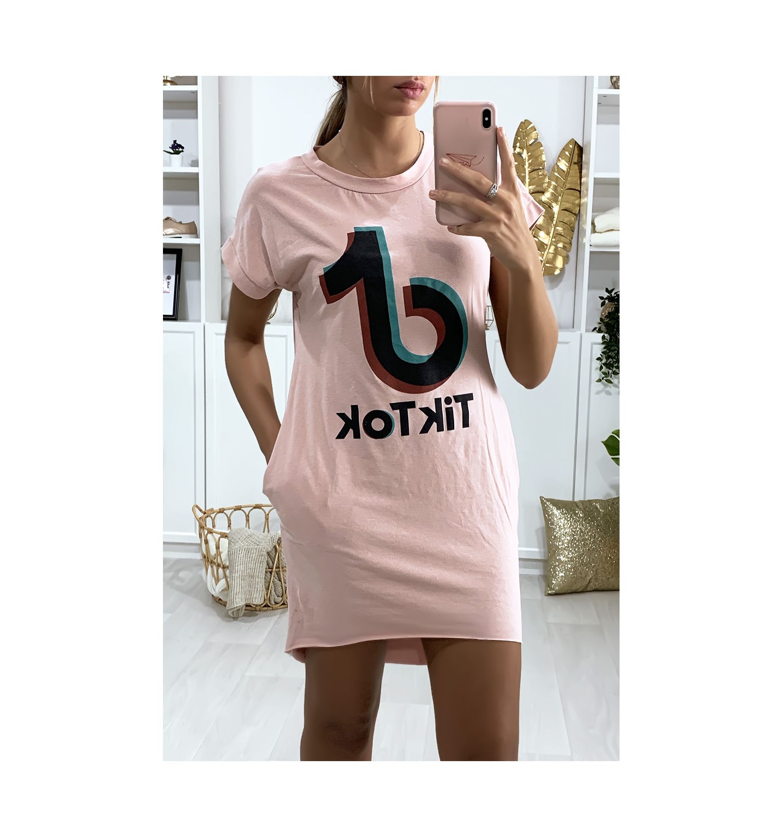Robe tee shirt rose avec poche et écriture TIKTOK