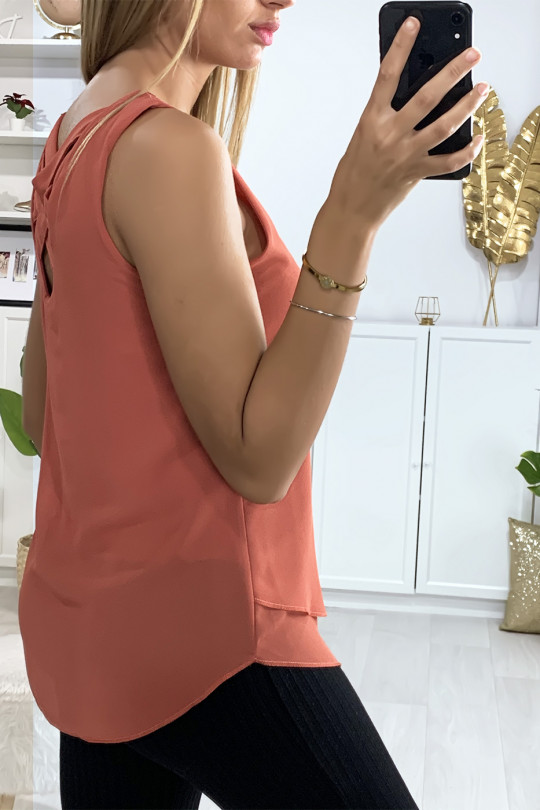 Top fuchsia sans manche avec fermeture à l'avant et croisé au dos Top fuchsia sans manche avec fermeture à l'avant et croisé au dos