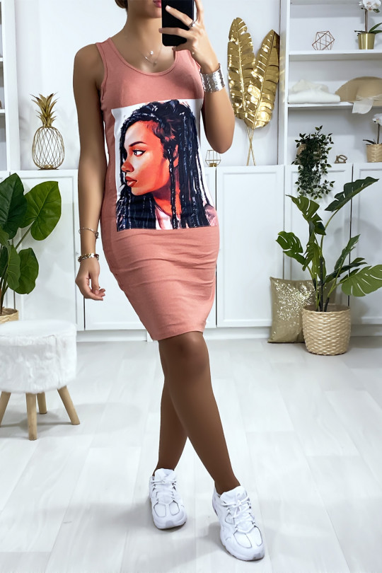 Robe fuchsia avec dessin à l'avant Robe fuchsia avec dessin à l'avant