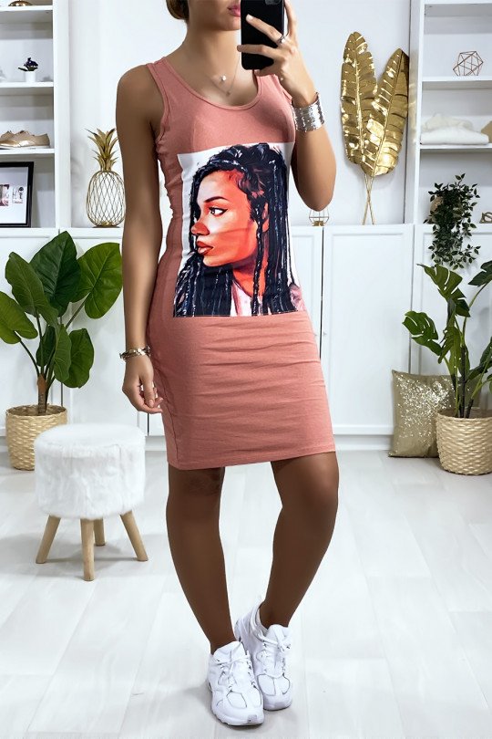 Robe fuchsia avec dessin à l'avant Robe fuchsia avec dessin à l'avant