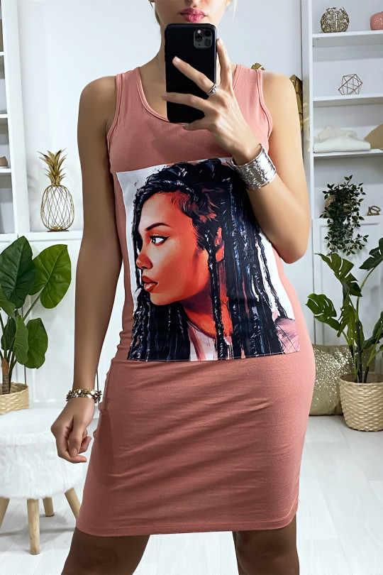 Robe fuchsia avec dessin à l'avant Robe fuchsia avec dessin à l'avant