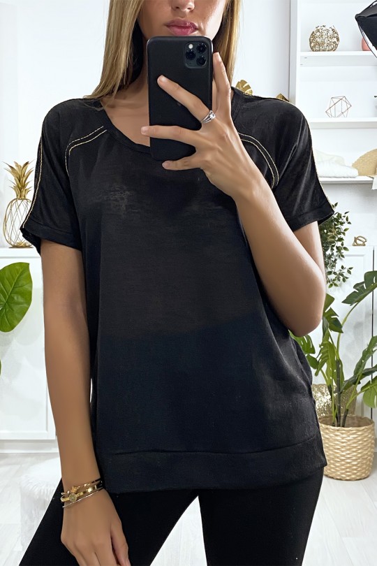 Tee-shirt noir très sportive avec fente et bandes doré Tee-shirt noir très sportive avec fente et bandes doré
