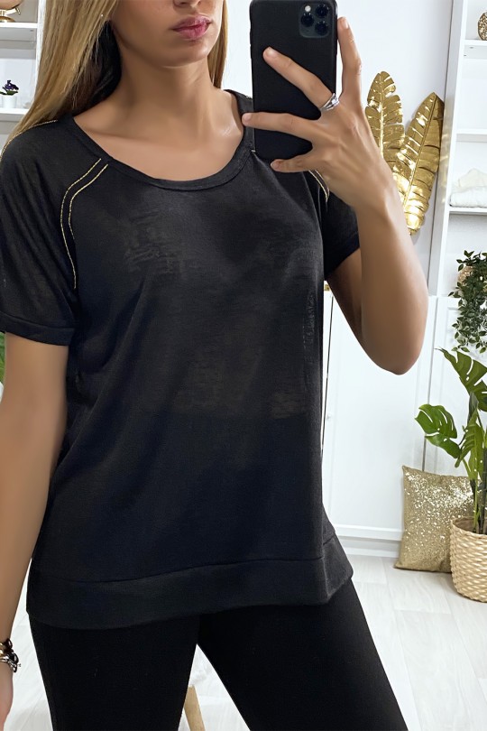 Tee-shirt noir très sportive avec fente et bandes doré Tee-shirt noir très sportive avec fente et bandes doré
