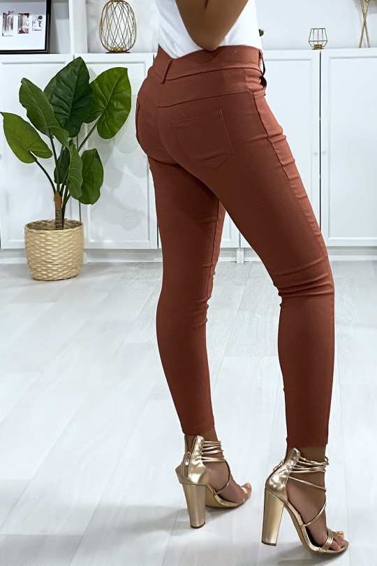 Camelkleurige slim-fit broek met zakken aan de voor- en achterkant. Vrouw mode Camelkleurige slim-fit broek met zakken aan de voor- en achterkant. Vrouw mode