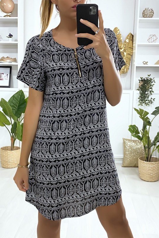 Robe tunique à à motif noir et blanc avec zip au col Robe tunique à à motif noir et blanc avec zip au col