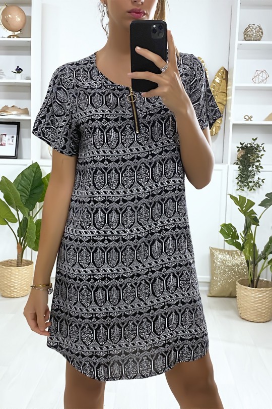 Robe tunique à à motif noir et blanc avec zip au col Robe tunique à à motif noir et blanc avec zip au col