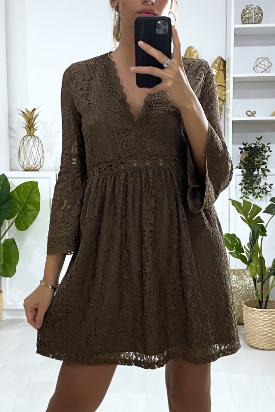 Robe marron en dentelle doublé avec broderie sur les contours Robe marron en dentelle doublé avec broderie sur les contours