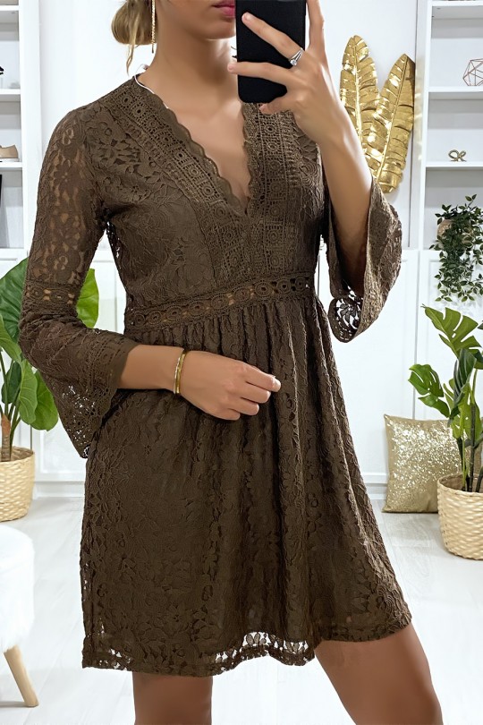Robe marron en dentelle doublé avec broderie sur les contours Robe marron en dentelle doublé avec broderie sur les contours