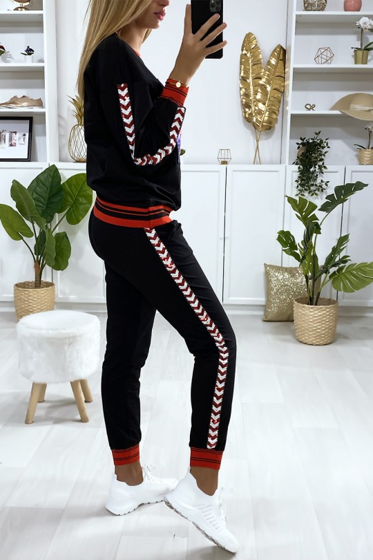Ensemble jogging noir avec bandes et écriture LOVE pailleté Ensemble jogging noir avec bandes et écriture LOVE pailleté