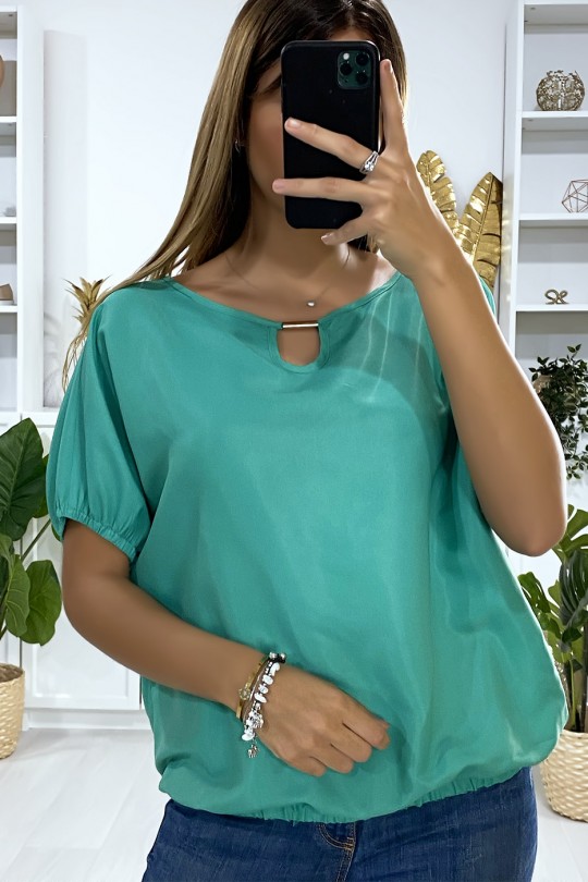 Blouse verte coupe chauve souris avec élastique et accessoire doré au col Blouse verte coupe chauve souris avec élastique et accessoire doré au col