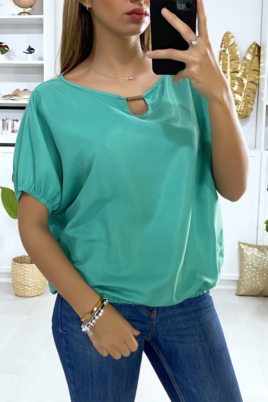 Blouse verte coupe chauve souris avec élastique et accessoire doré au col Blouse verte coupe chauve souris avec élastique et accessoire doré au col