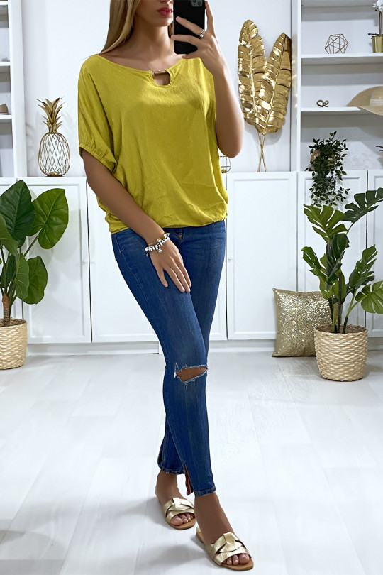 Blouse moutarde coupe chauve souris avec élastique et accessoire doré au col Blouse moutarde coupe chauve souris avec élastique et accessoire doré au col