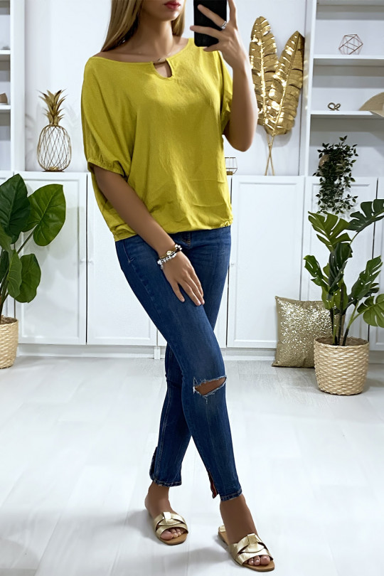 Blouse moutarde coupe chauve souris avec élastique et accessoire doré au col Blouse moutarde coupe chauve souris avec élastique et accessoire doré au col
