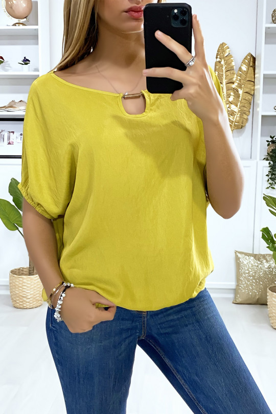 Blouse moutarde coupe chauve souris avec élastique et accessoire doré au col Blouse moutarde coupe chauve souris avec élastique et accessoire doré au col