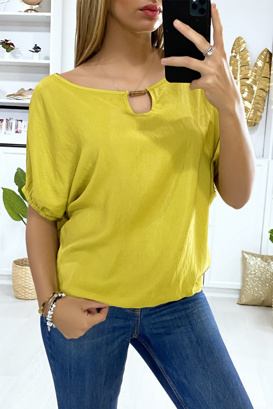 Blouse moutarde coupe chauve souris avec élastique et accessoire doré au col Blouse moutarde coupe chauve souris avec élastique et accessoire doré au col