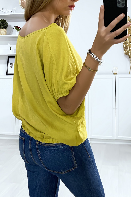 Blouse moutarde coupe chauve souris avec élastique et accessoire doré au col Blouse moutarde coupe chauve souris avec élastique et accessoire doré au col