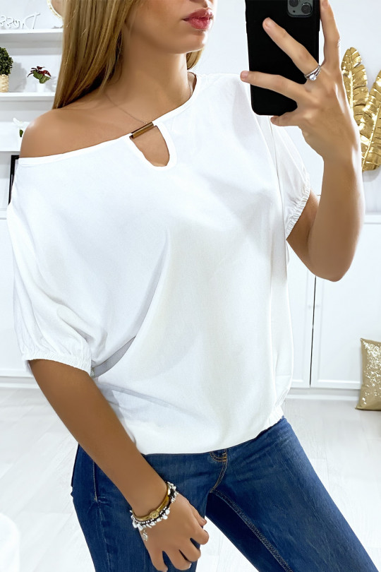 Witte vlindervleugelblouse met elastiek en gouden accessoire bij de kraag Witte vlindervleugelblouse met elastiek en gouden accessoire bij de kraag