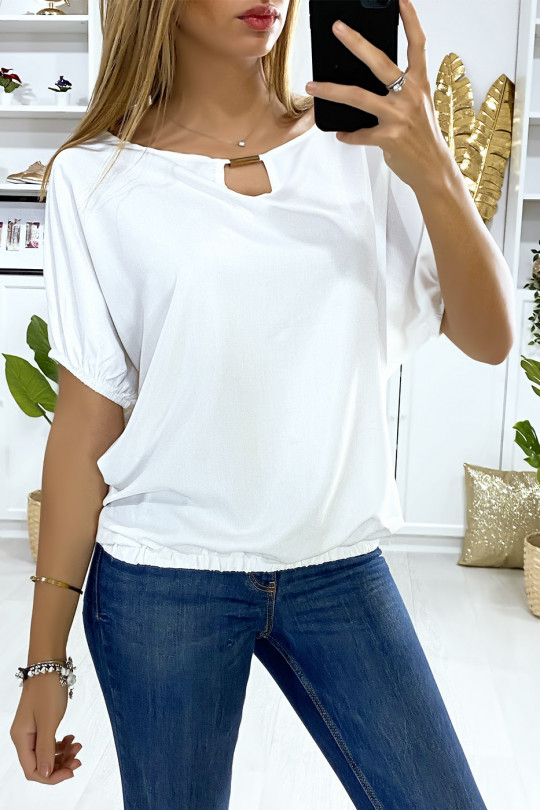 Witte vlindervleugelblouse met elastiek en gouden accessoire bij de kraag Witte vlindervleugelblouse met elastiek en gouden accessoire bij de kraag