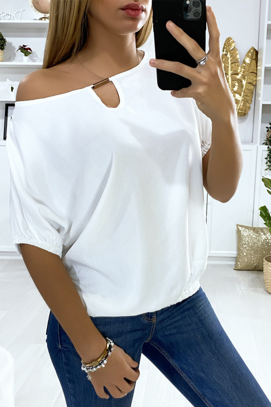 Witte vlindervleugelblouse met elastiek en gouden accessoire bij de kraag Witte vlindervleugelblouse met elastiek en gouden accessoire bij de kraag