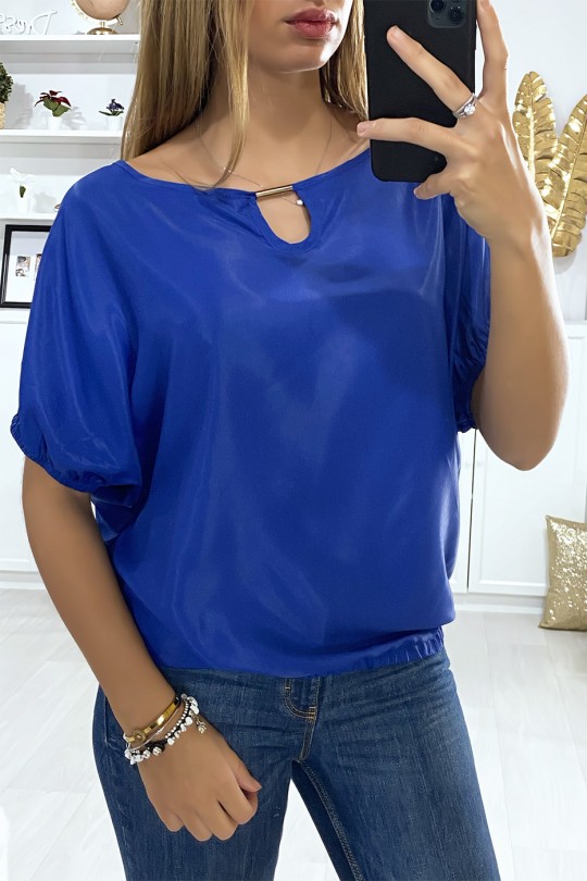 Blouse royal coupe chauve souris avec élastique et accessoire doré au col Blouse royal coupe chauve souris avec élastique et accessoire doré au col