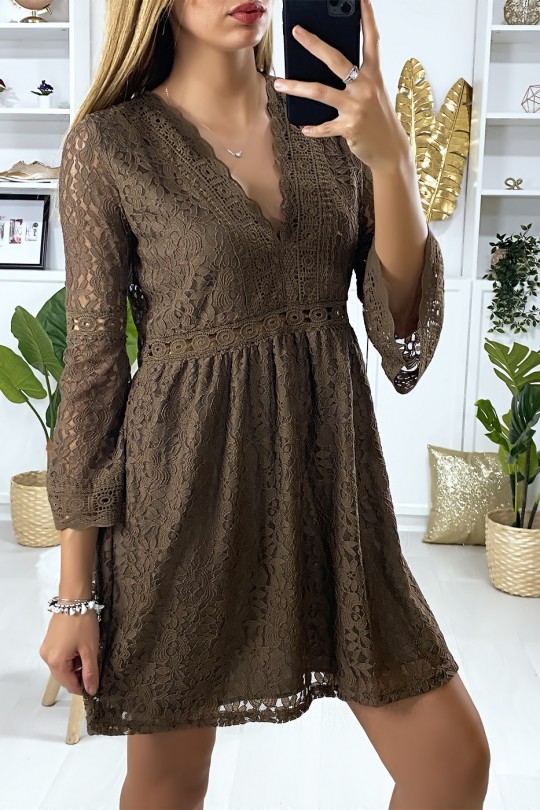 Robe marron en dentelle doublé avec broderie sur les contours Robe marron en dentelle doublé avec broderie sur les contours