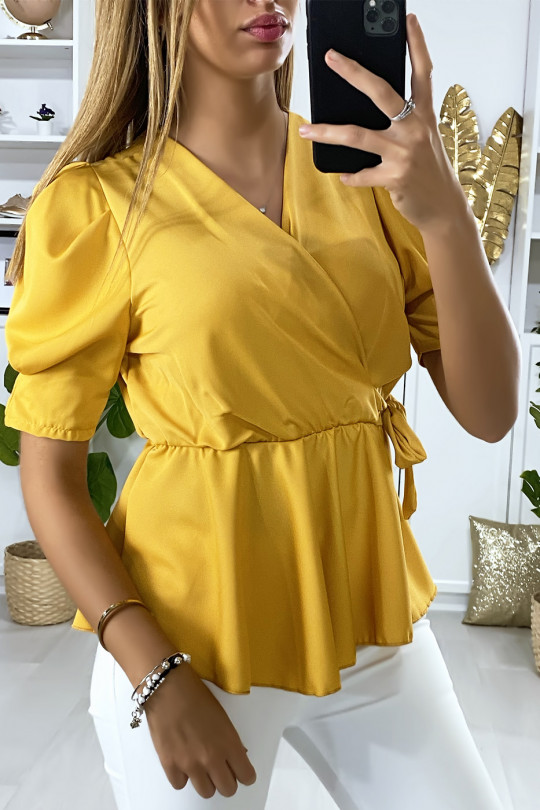 Blouse moutarde satiné croisé avec noeud Blouse moutarde satiné croisé avec noeud