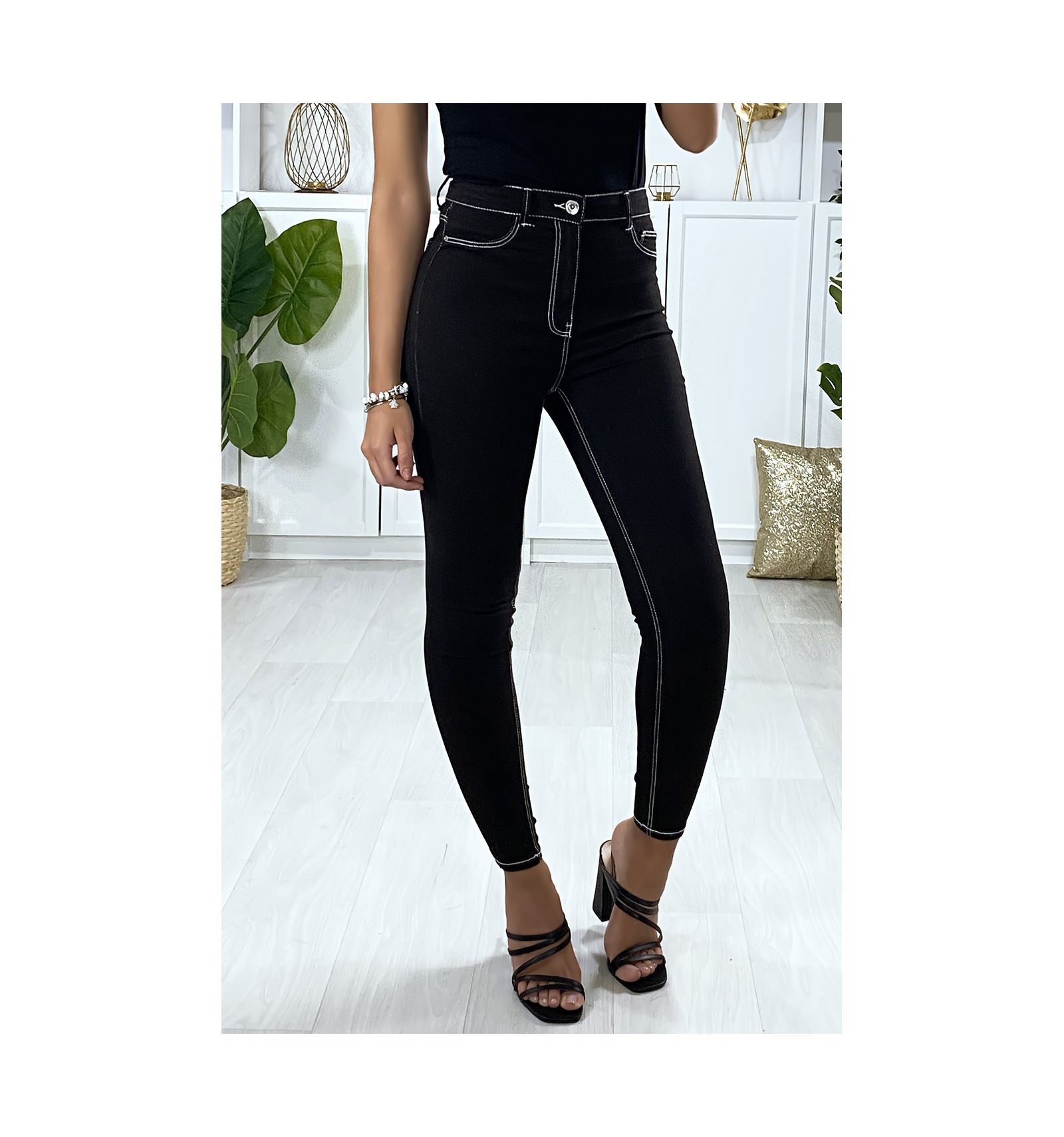 Jeans slim noir avec couture blanche et fausse poches à l