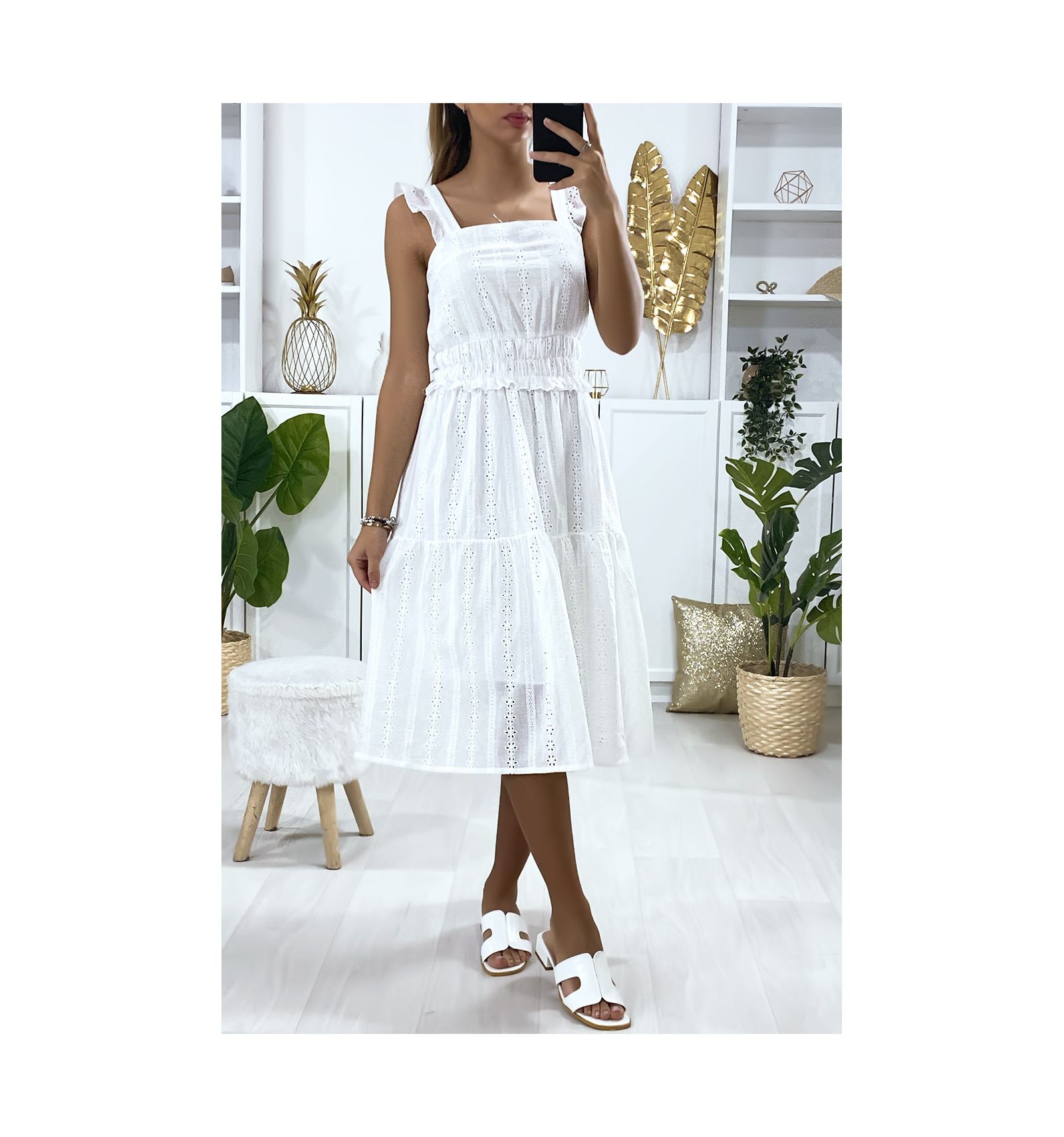 Robe en dentelle blanche à volant avec bretelles