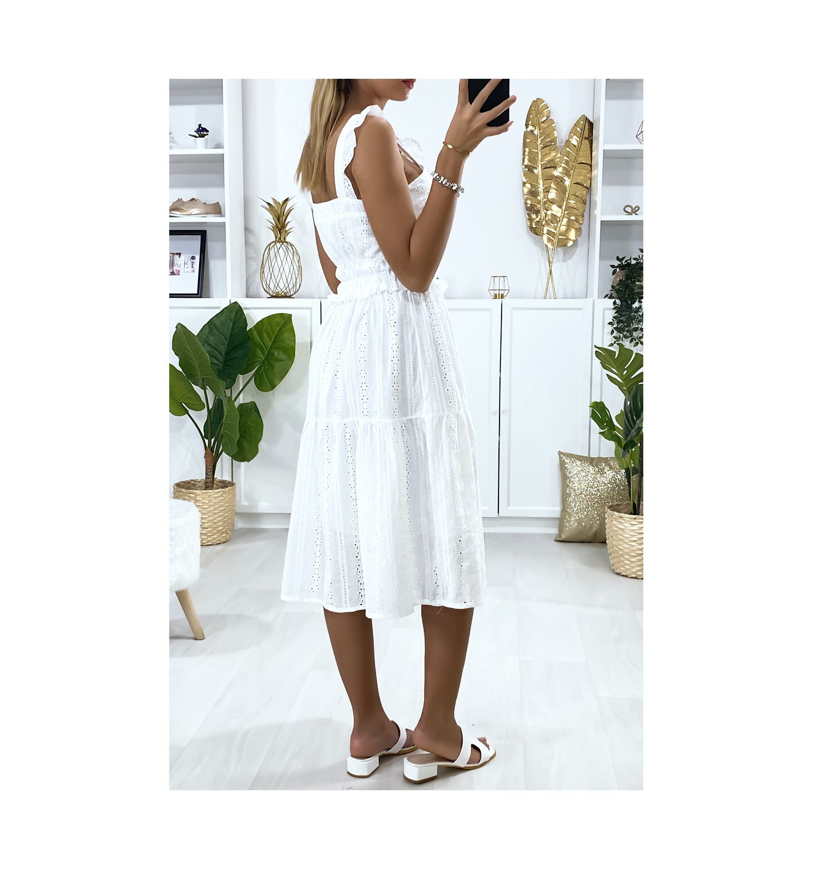 Robe en dentelle blanche ?� volant avec bretelles