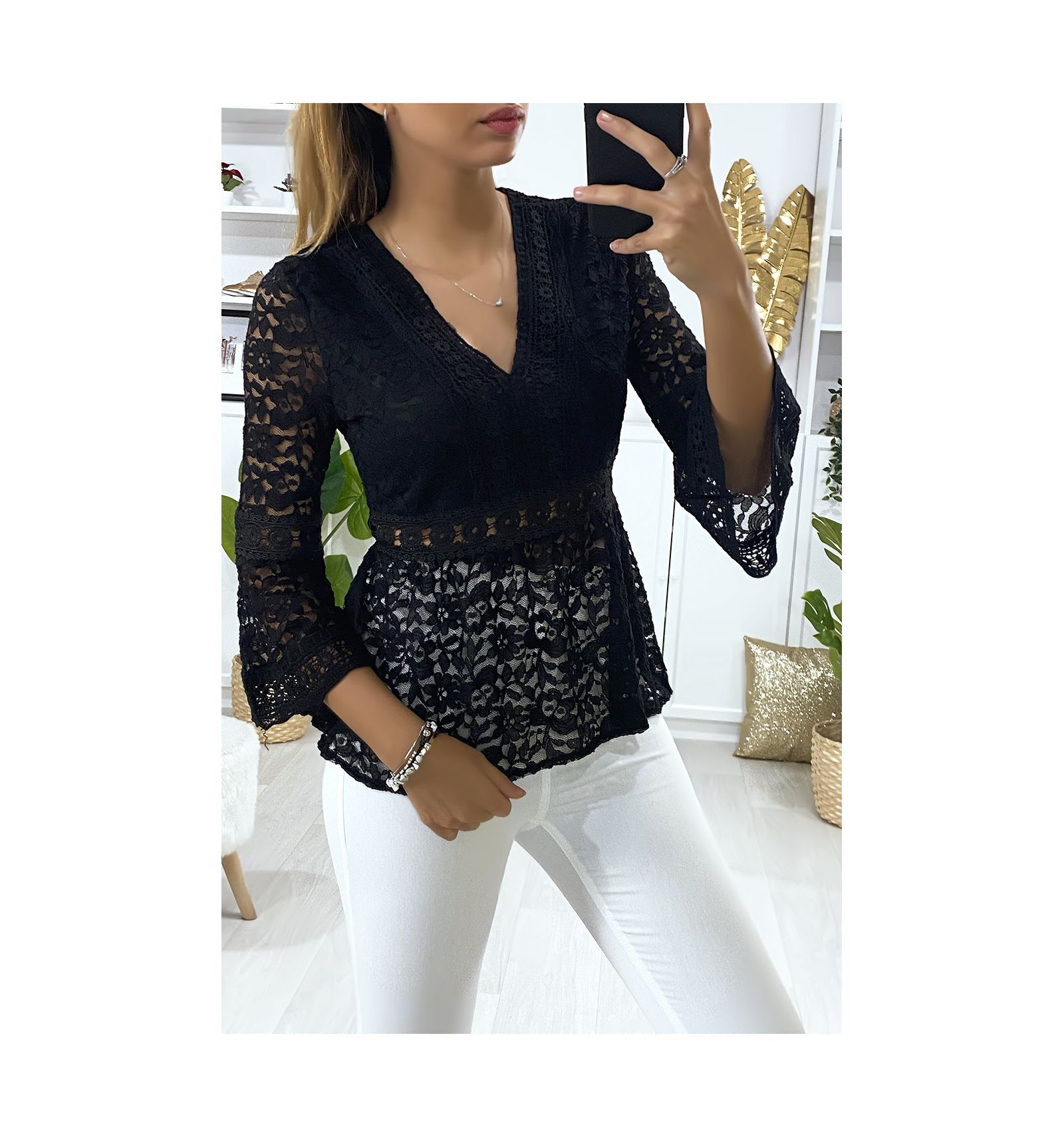 Blouse en dentelle noir en col V avec manches évasé