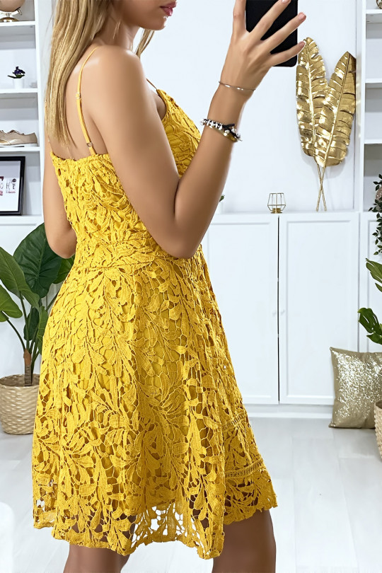 Robe bretelle moutarde évasé en dentelle doublé Robe bretelle moutarde évasé en dentelle doublé