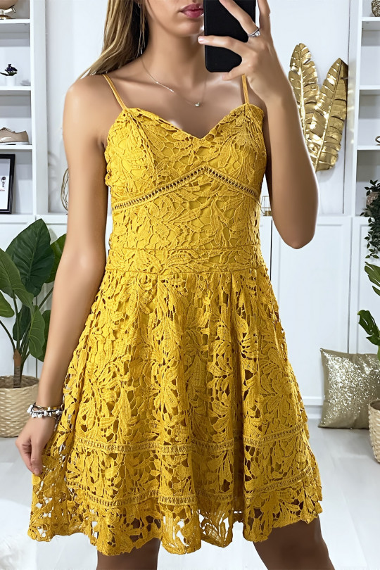 Robe bretelle moutarde évasé en dentelle doublé Robe bretelle moutarde évasé en dentelle doublé