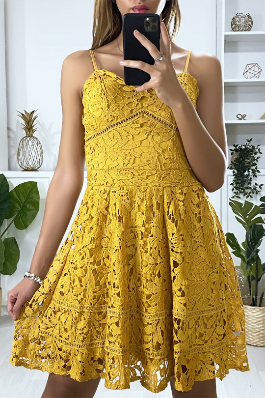 Robe bretelle moutarde évasé en dentelle doublé Robe bretelle moutarde évasé en dentelle doublé