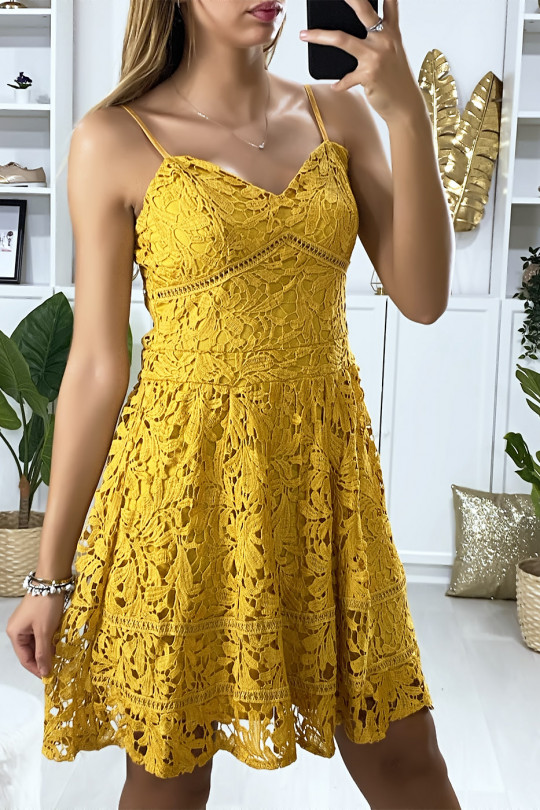 Robe bretelle moutarde évasé en dentelle doublé Robe bretelle moutarde évasé en dentelle doublé