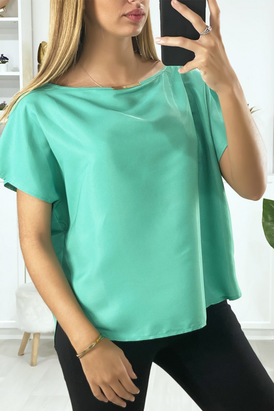 Blouse verte coupe chauve souris avec accessoire doré au col Blouse verte coupe chauve souris avec accessoire doré au col