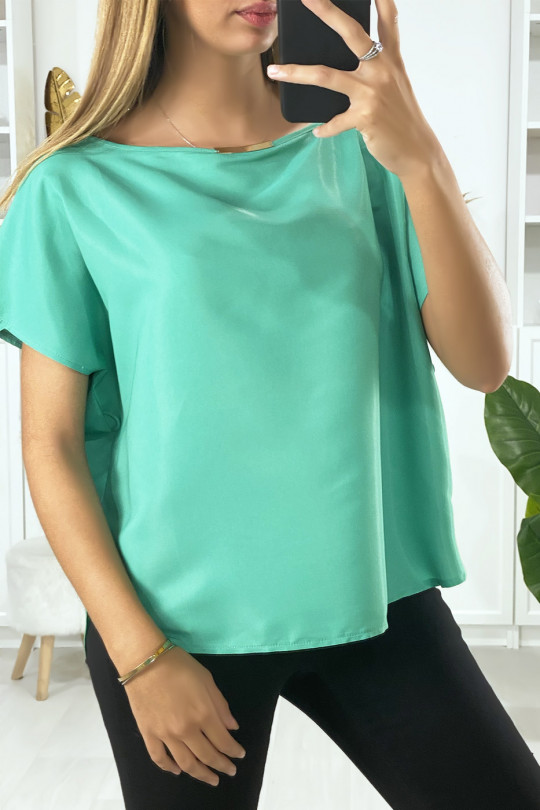 Blouse verte coupe chauve souris avec accessoire doré au col Blouse verte coupe chauve souris avec accessoire doré au col