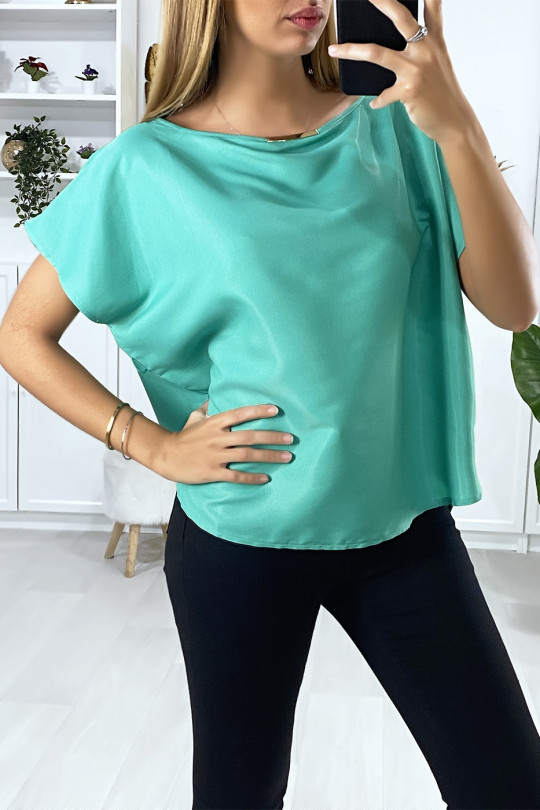 Blouse verte coupe chauve souris avec accessoire doré au col Blouse verte coupe chauve souris avec accessoire doré au col