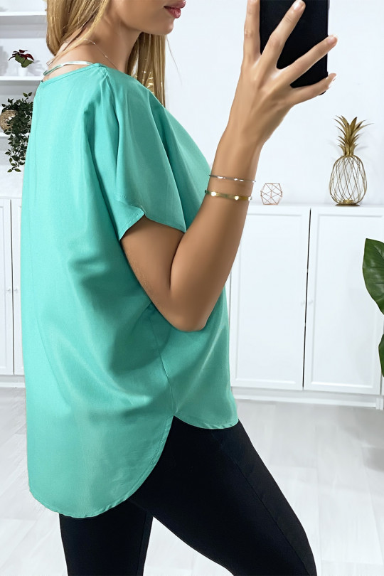 Blouse verte coupe chauve souris avec accessoire doré au col Blouse verte coupe chauve souris avec accessoire doré au col