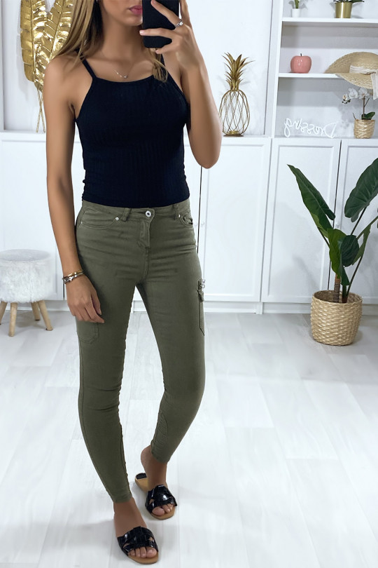 Pantalon treillis kaki clair avec poches sur les côtés Pantalon treillis kaki clair avec poches sur les côtés
