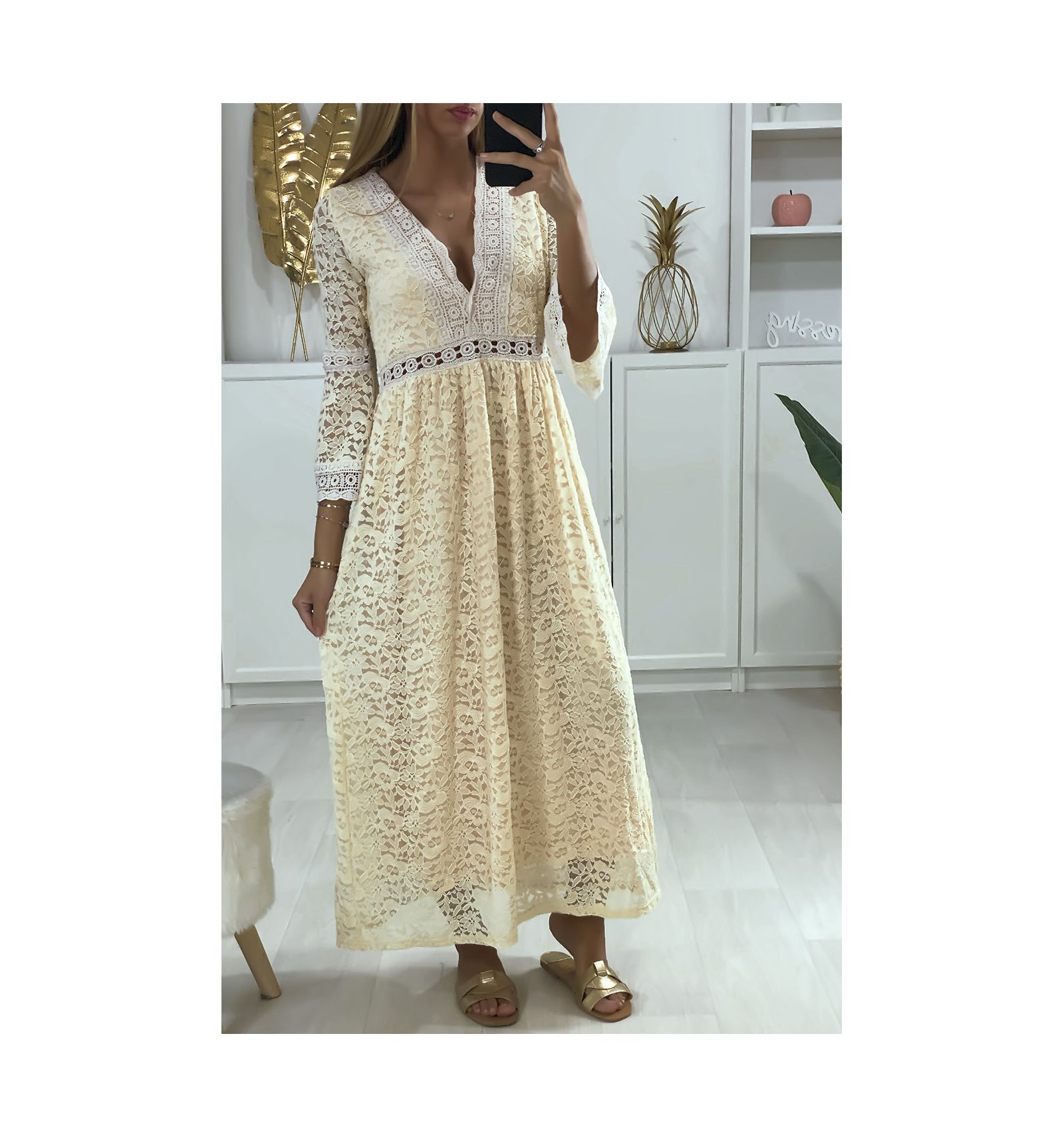Longue robe beige en dentelle avec broderie au col et à la taille
