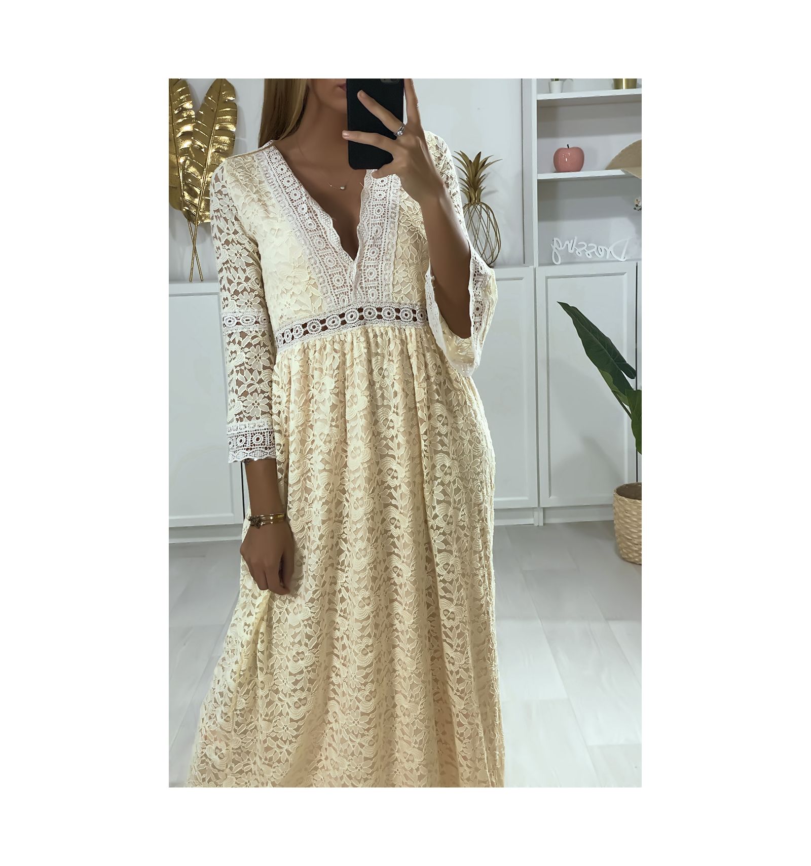 Longue robe beige en dentelle avec broderie au col et à la taille