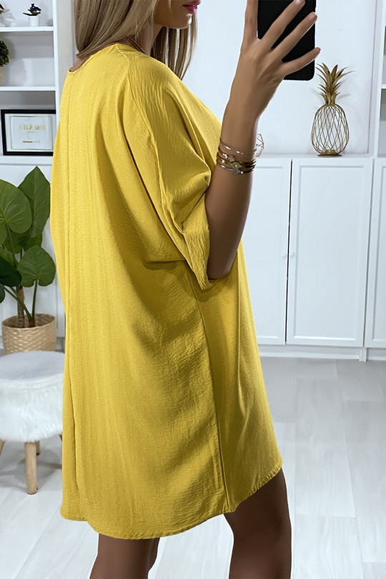 Robe tunique ample en moutarde avec collier Robe tunique ample en moutarde avec collier