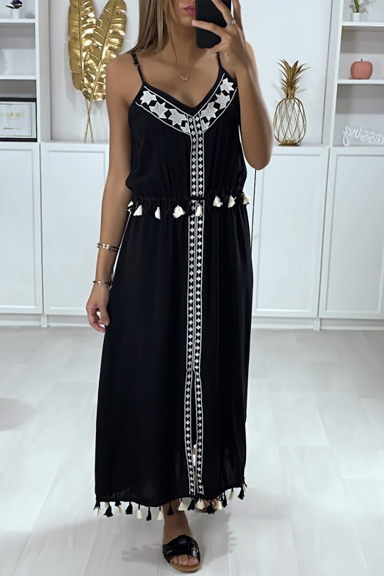 Longue robe noire avec broderie blanche et pompon Longue robe noire avec broderie blanche et pompon
