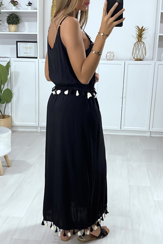 Longue robe noire avec broderie blanche et pompon Longue robe noire avec broderie blanche et pompon