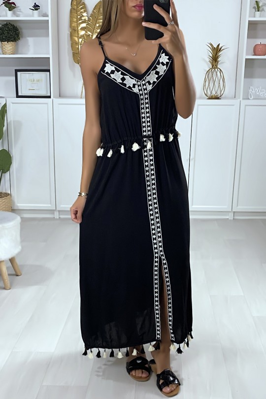 Longue robe noire avec broderie blanche et pompon Longue robe noire avec broderie blanche et pompon