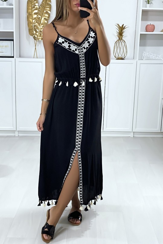 Longue robe noire avec broderie blanche et pompon Longue robe noire avec broderie blanche et pompon