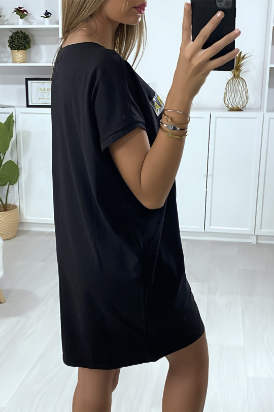 Robe t-shirt noire avec dessin en strass coloré Robe t-shirt noire avec dessin en strass coloré