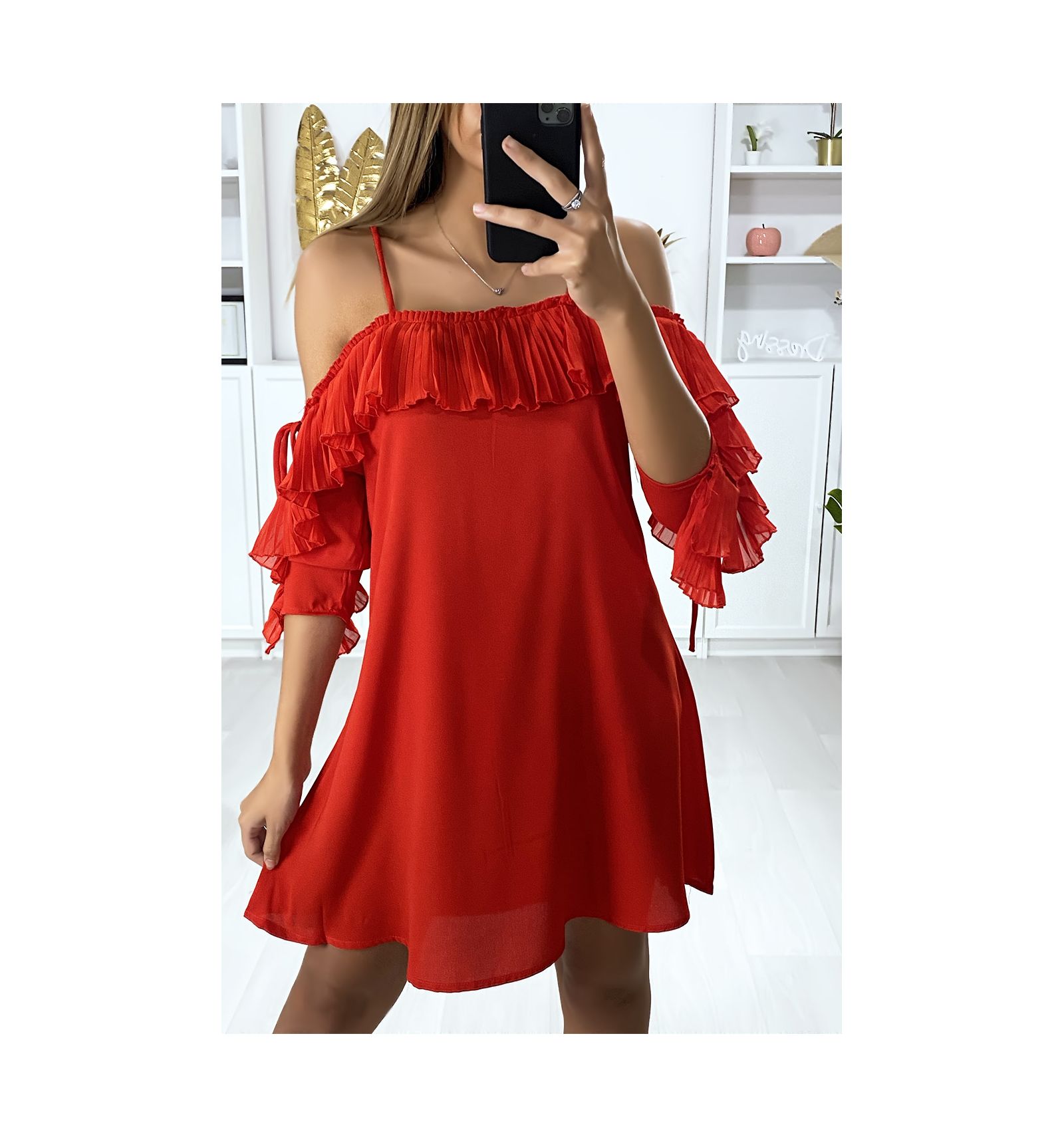 Robe rouge à volant avec épaules dénudées