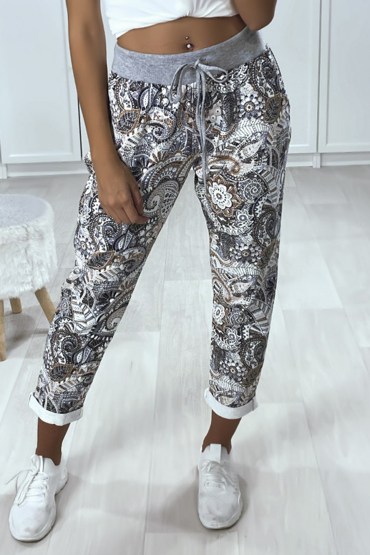 Katoenen joggingbroek met zakken en omgeslagen zoom in een mooi beige patroon Katoenen joggingbroek met zakken en omgeslagen zoom in een mooi beige patroon