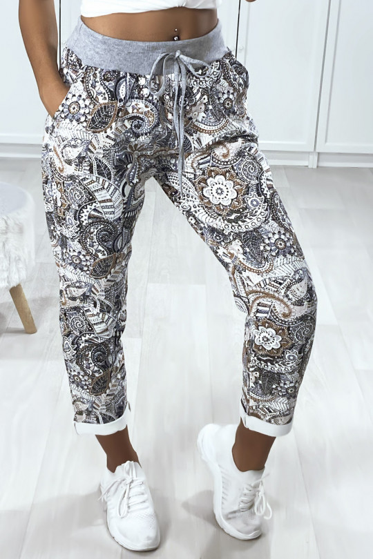 Jogging en coton avec poches et bas retroussé dans un joli motif beige Jogging en coton avec poches et bas retroussé dans un joli motif beige